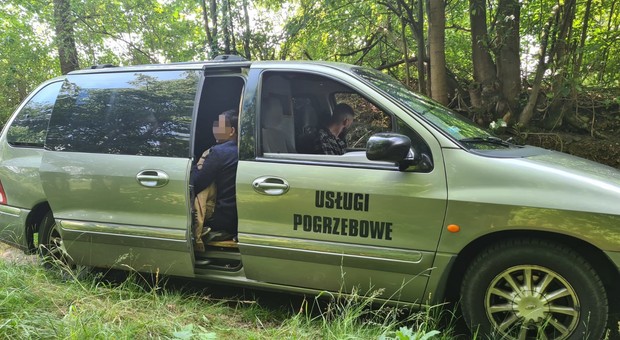 Straż Graniczna od razu zatrzymała ich do kontroli. Auto miało nietypowe napisy na karoserii