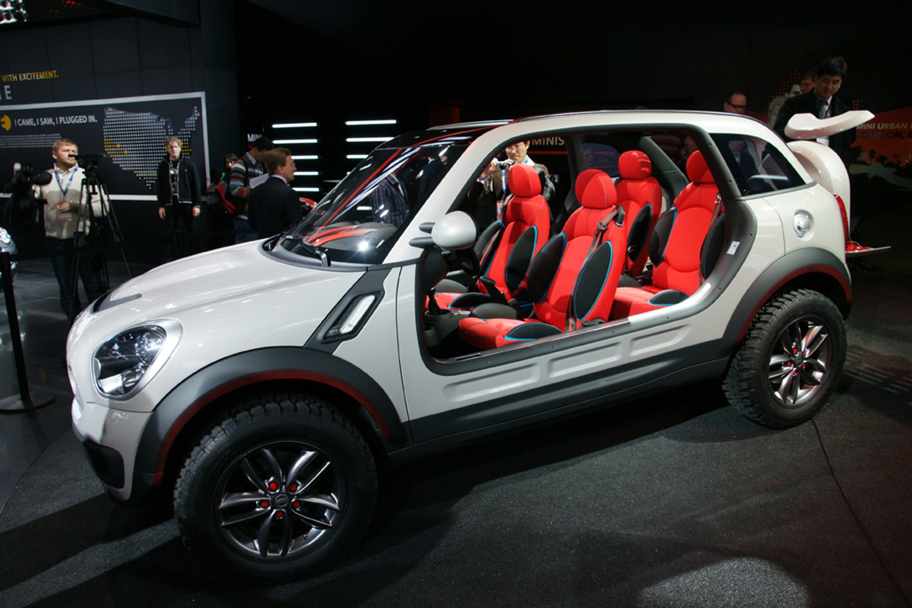 Salon samochodowy w Detroit - Stany pod napięciem