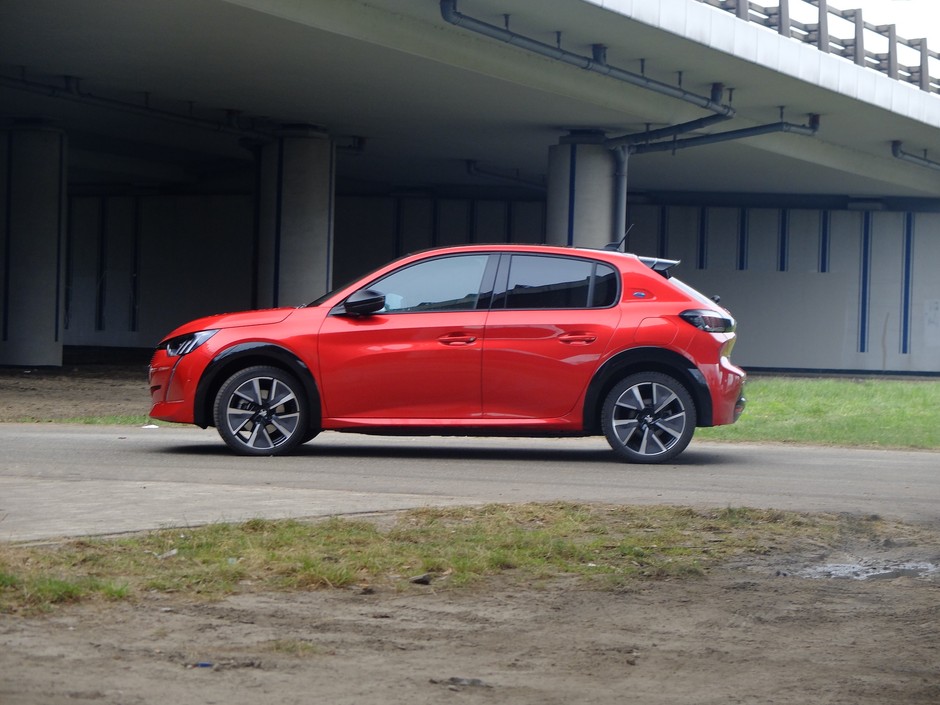 Peugeot e-208