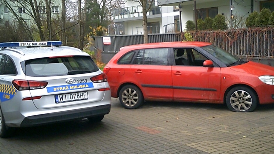Podejrzany samochód na warszawskim Ursynowie