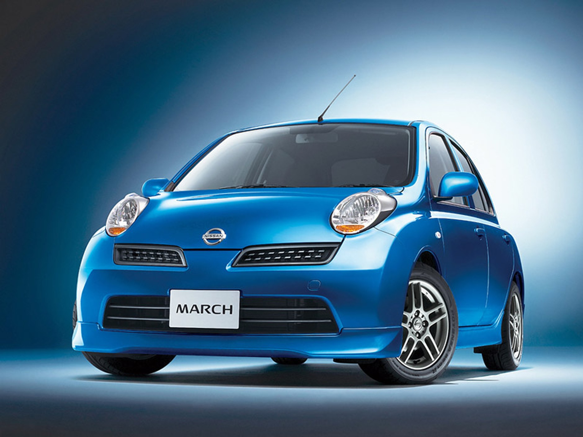 Japoński Nissan March (Micra) świeżo po restylingu