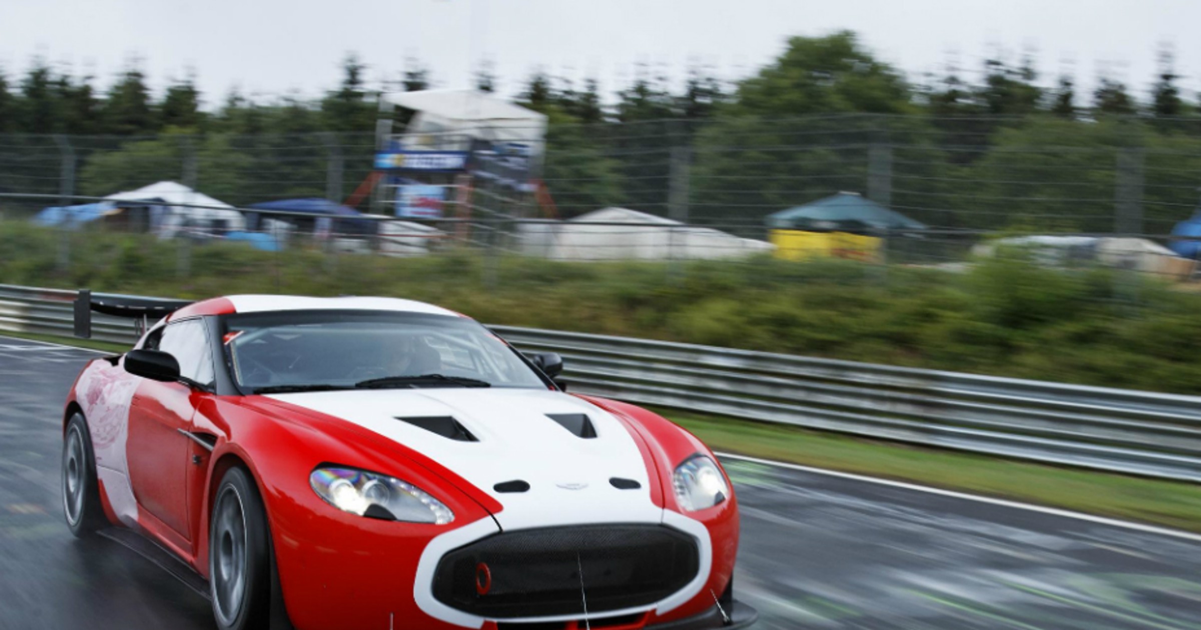 Aston V12 Zagato na Nürburgringu