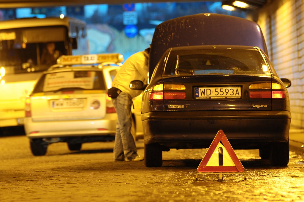 Podczas awarii na drodze światła awaryjne i trójkąt ro obowiązek