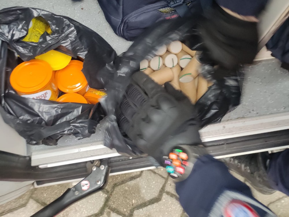Karetką na sygnale chcieli wjechać na stadion