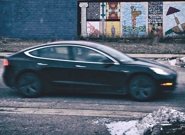 Tesla – zobacz, jak źle zrobione są auta, o które biją się klienci