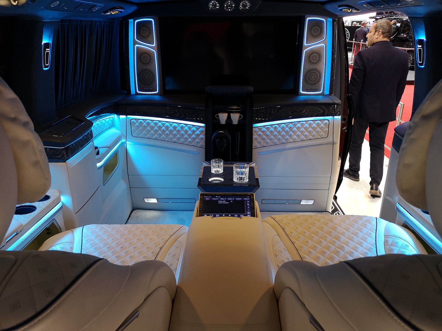 Luksusowe vany - salon samochodowy w Genewie