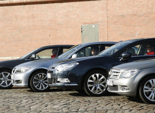 BMW serii 3, Audi A4, Mercedes klasy C, a może Citroën C5? Każde z tych aut można kupić za około 35 tys. zł. Podpowiadamy, które ma najwięcej zalet