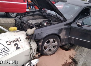 Pijany kierowca wjechał w stację paliw przy autostradzie A2. Mogło dojść do wybuchu [Nagranie]