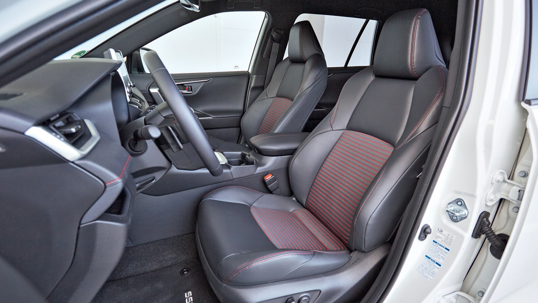 Suzuki Across 2.5 Plug-In Hybrid - fotel kierowcy