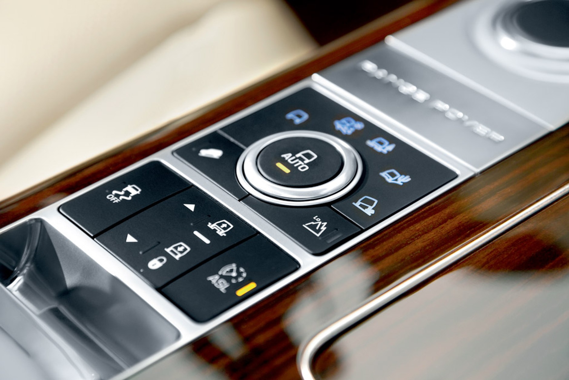 Już wiemy, jak jeździ nowy Range Rover