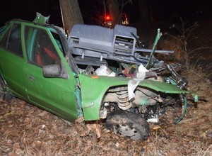 Skoda roztrzaskała się na drzewie. Policjanci byli zaskoczeni skalą zniszczeń