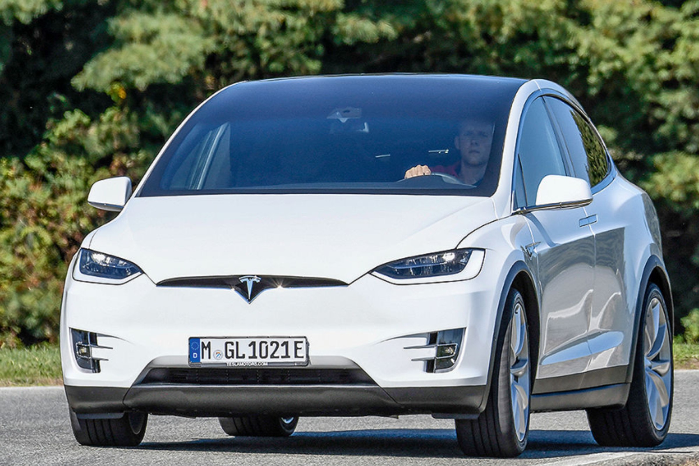 Nikt nie chce używanych elektryków? O te modele Tesli ludzie się biją! "Jeżdżą za darmo"