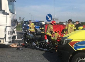 Motocyklista nie przeżył zderzenia z ciężarówką przy zjeździe na autostradę A2