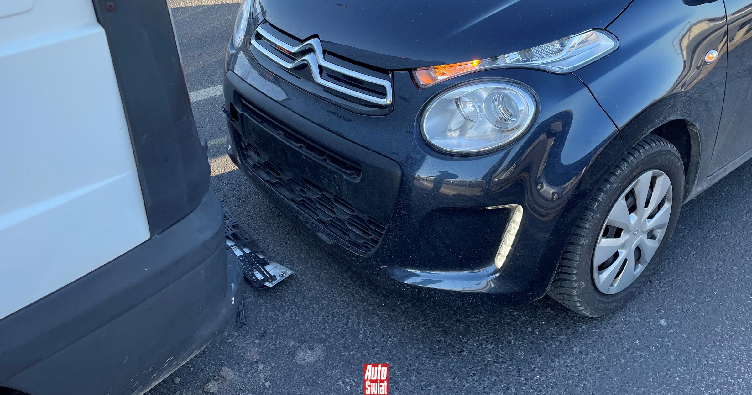 To była drobna stłuczka na parkingu. Kosztowała kierującą aż 70 tys. zł