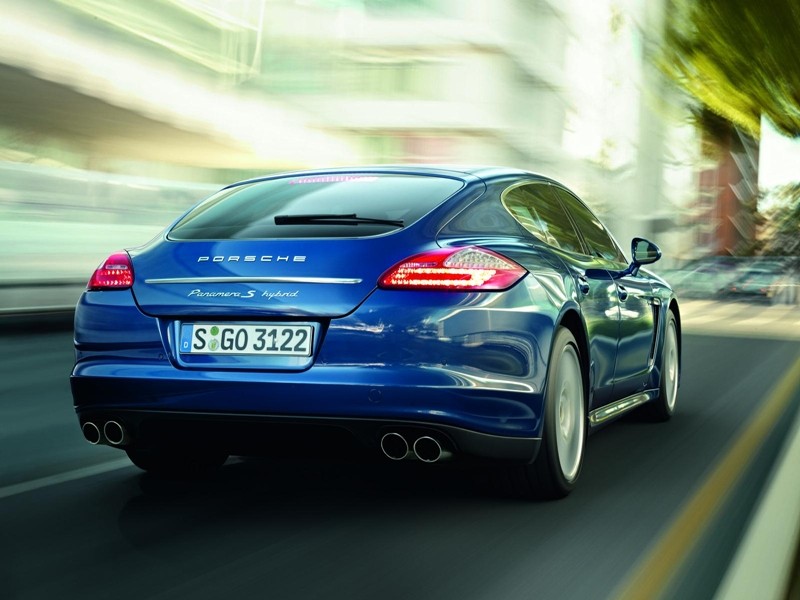 Porsche Panamera S Hybrid i Land Rover Range_e – co je łączy?