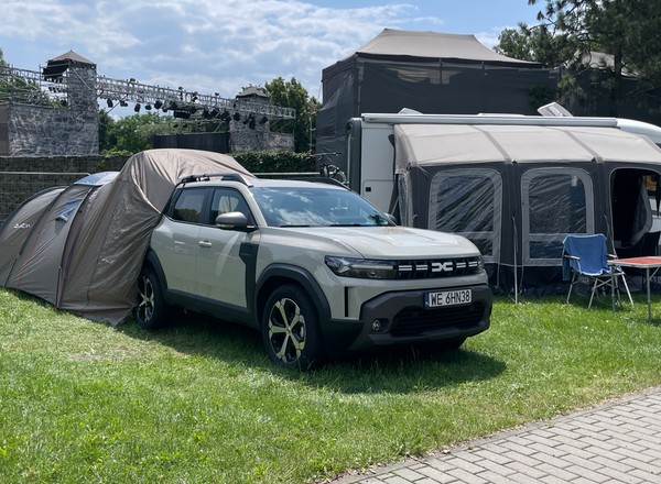 Pojechałem Dacią Duster z "odwłokiem" na festiwal. Czy sprawdza się w roli kampera?