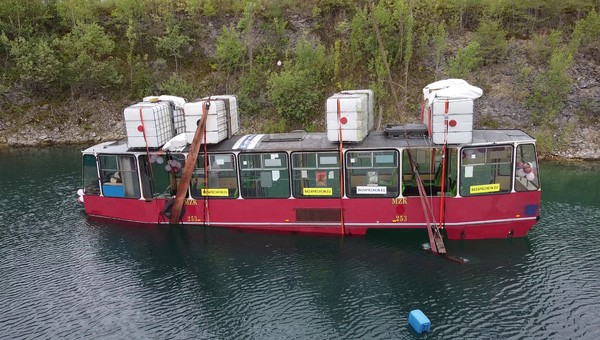 Toruński tramwaj dostał drugie życie. Kiedyś woził pasażerów, teraz spocznie na dnie