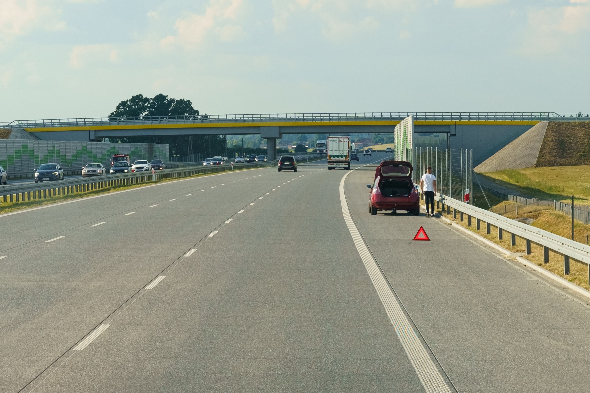 Zabrakło mu paliwa i wyszły na jaw przestępstwa. Kierowca zatrzymany przez policję na trasie S3