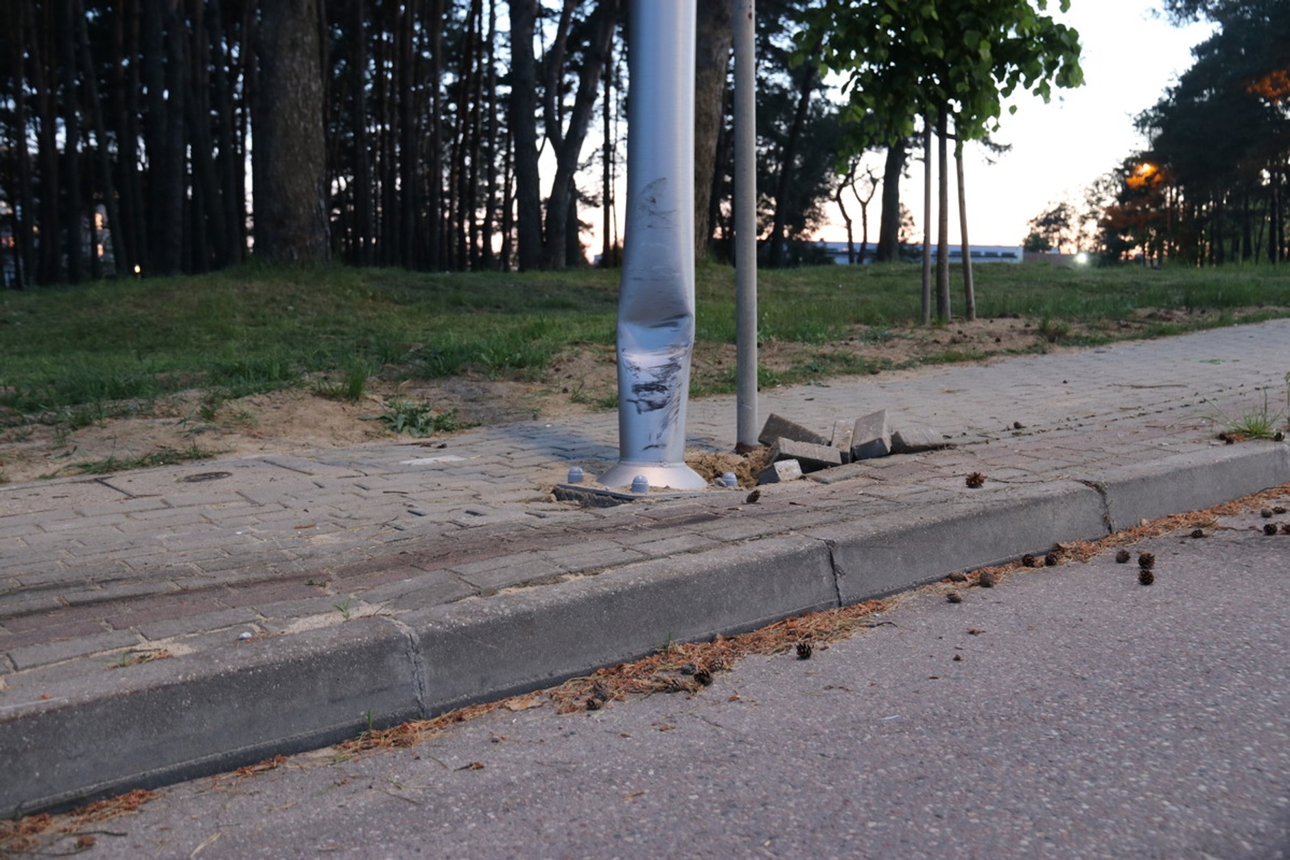 Pijany jeździł samochodem po chodniku i trawniku. Wpadł przez jeden szczegół