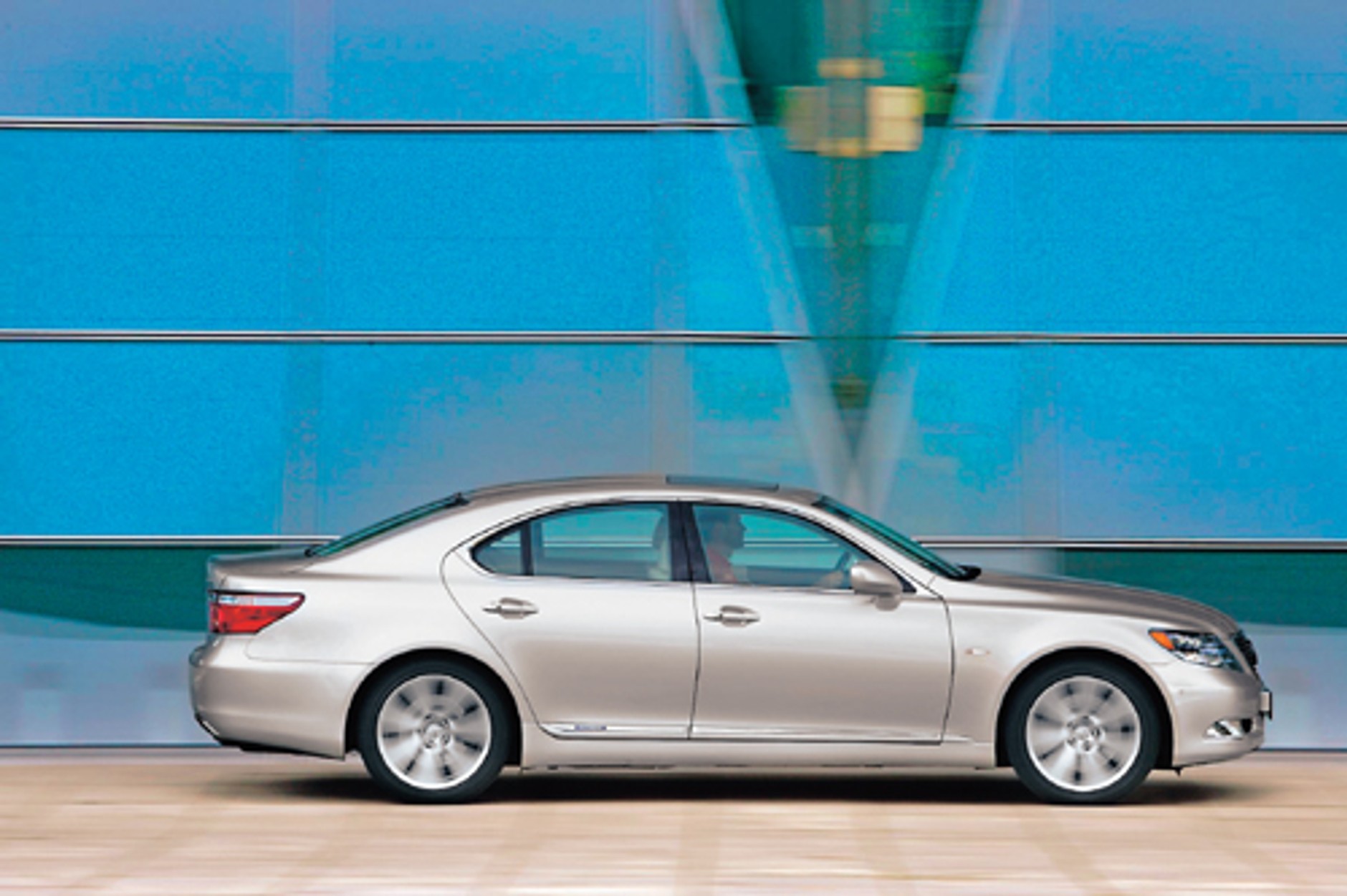 Audi A8, Mercedes klasy S, BMW 7 kontra Lexus LS 600h - Z widokiem na sukces