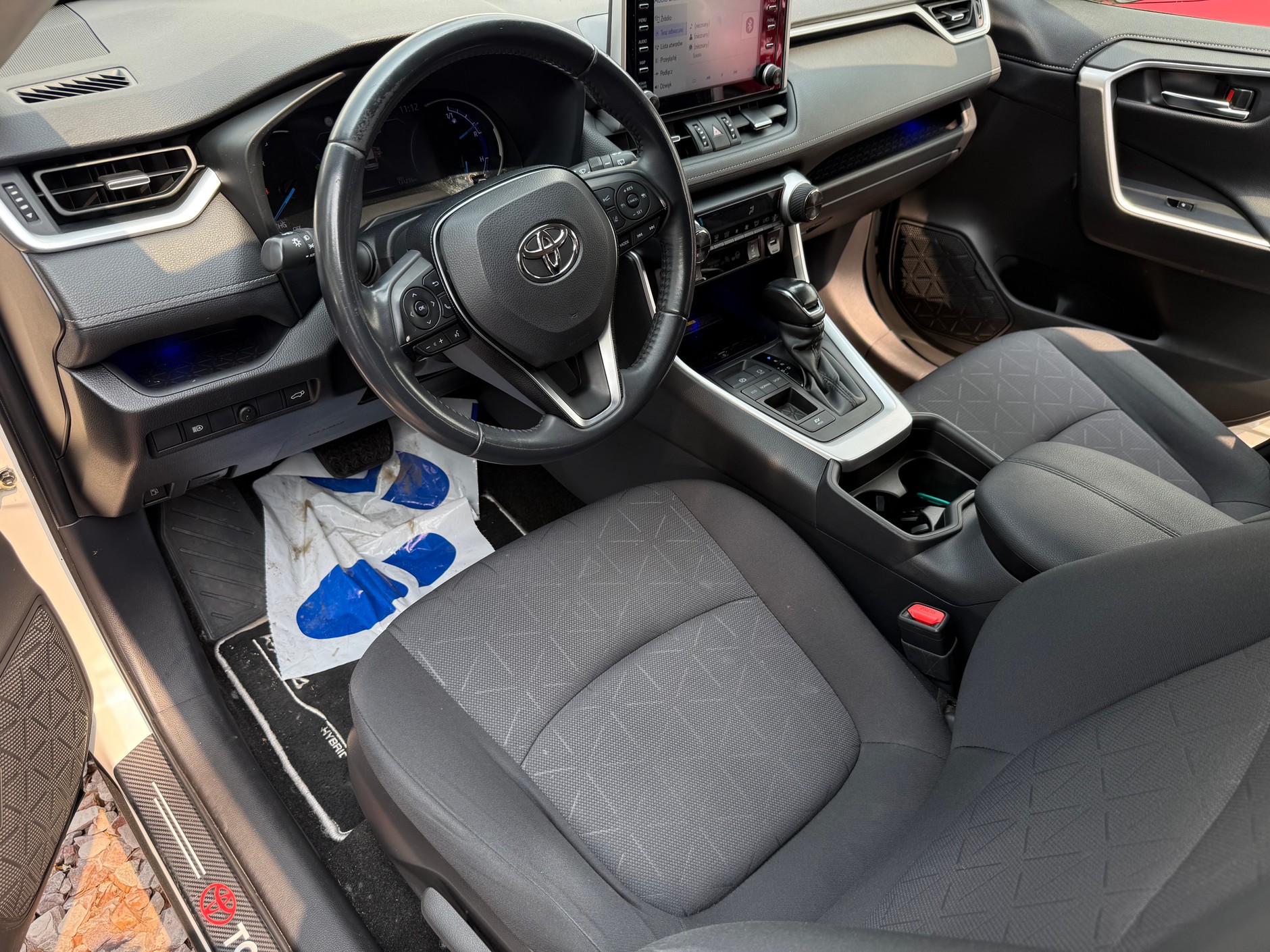 Wnętrze kilkuletniej Toyoty RAV4 w podstawowej wersji nie wygląda zbyt zachęcająco – w każdym razie w stosunku do ceny