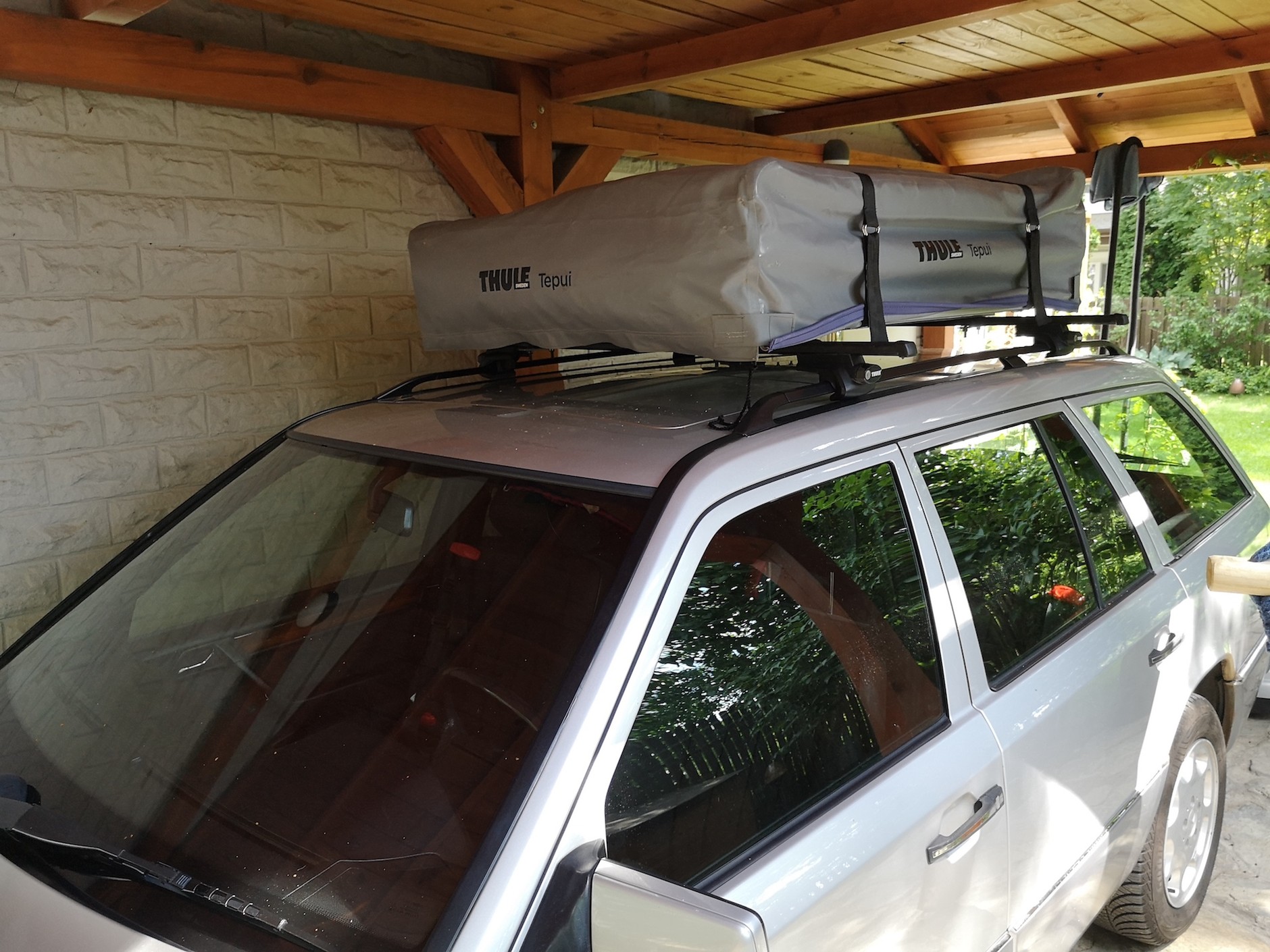 Thule Tepui – namiot dachowy, wersja 2-osobowa: paczka, którą wozimy na dachu, ma podstawę o wymiarach ok. 130 cm (długość) na 110 cm (szerokość). Wysokość – ok. 28 cm.