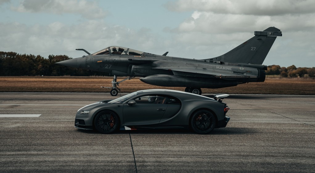Bugatti Chiron Sport kontra myśliwiec Dassault Rafale Marine 