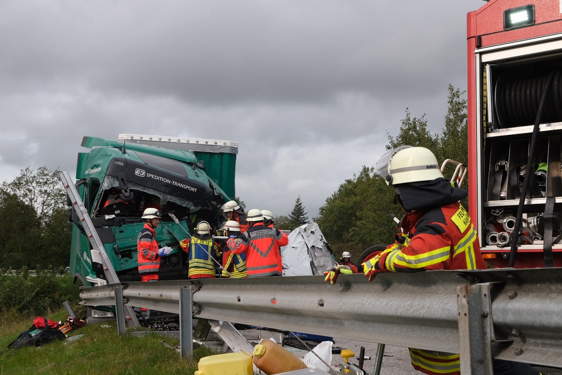 Przez 1,5 godziny strażacy próbowali wydobyć ciężko rannego kierowcę