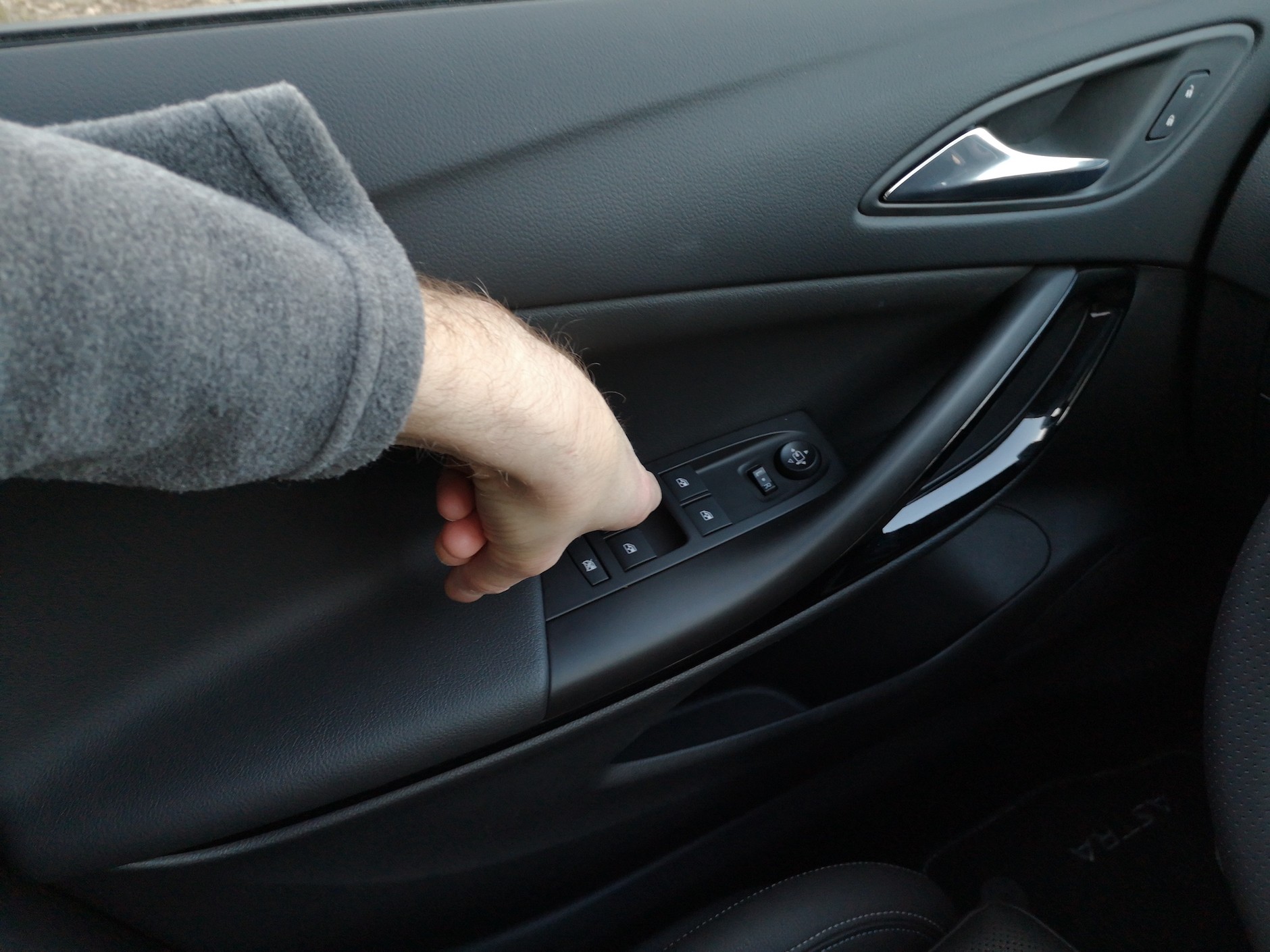 Cofnij lewą rękę, aż twój łokieć dotknie lewego ucha – i akurat trafisz na przełącznik sterowania tylną szybą...