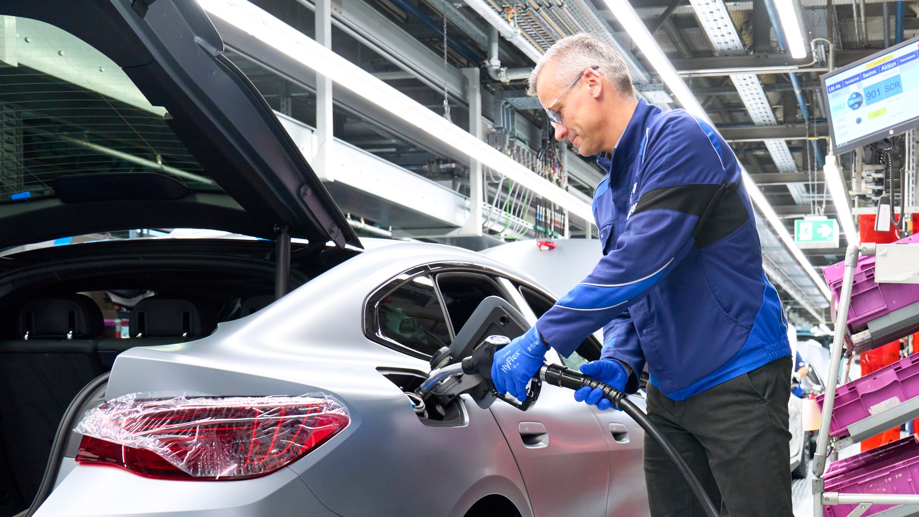 Pierwsze tankowanie BMW w fabryce