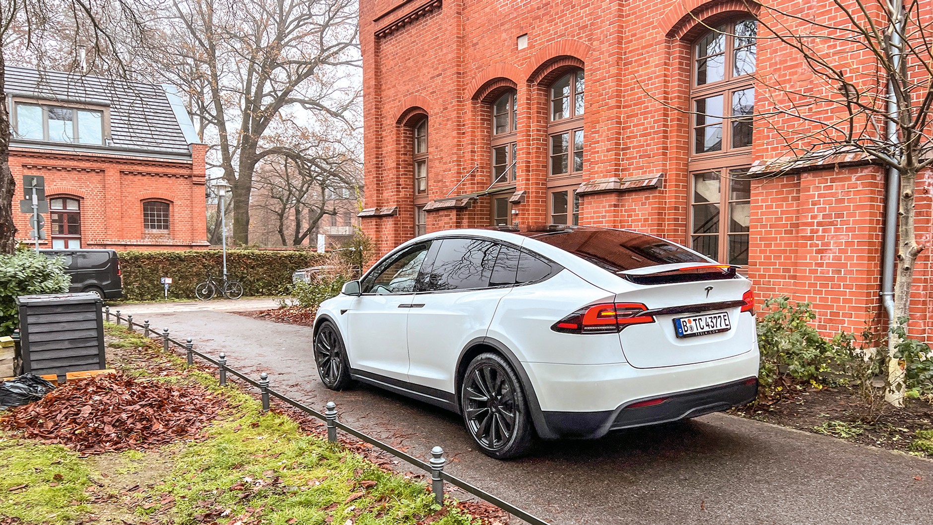 Bagażnik „łyka” do 935 l. Dodatkowe 135 l mieści się pod przednią pokrywą Tesli Modelu X Plaid