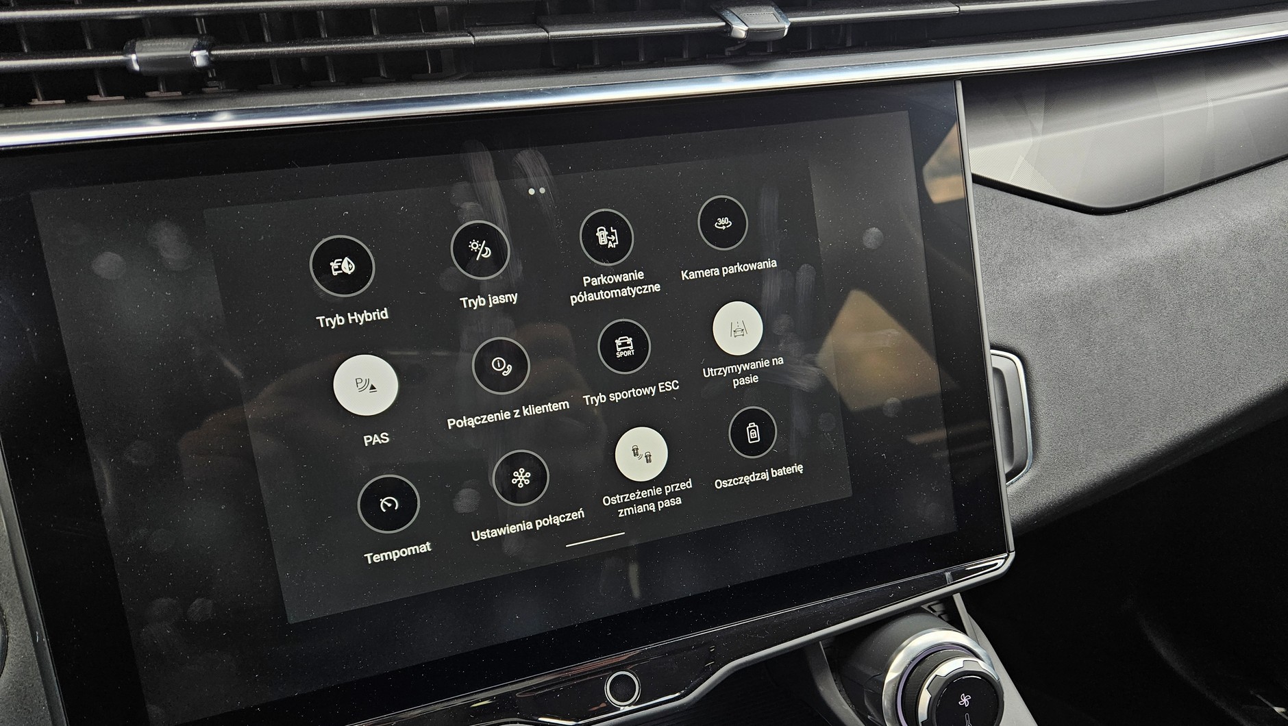 Lynk & Co 01 PHEV ma polskie menu