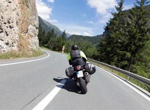 Tyrol podtrzymuje zakaz jazdy dla głośnych jednośladów. Ograniczenie dotyczy także Polaków