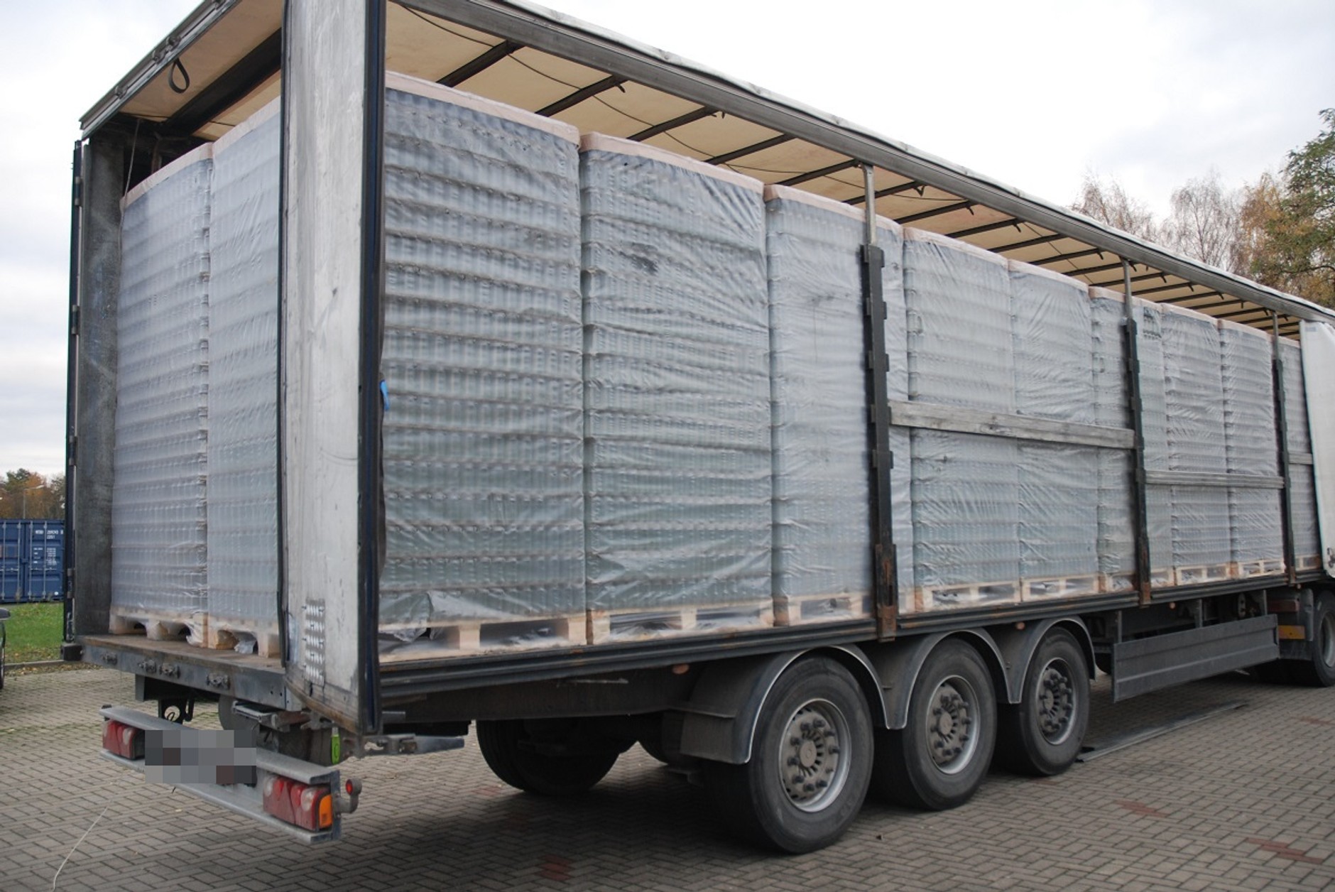 Funkcjonariusze CBŚP i Straży Granicznej zatrzymali trzy ciężarówki wypełnione nielegalnym towarem