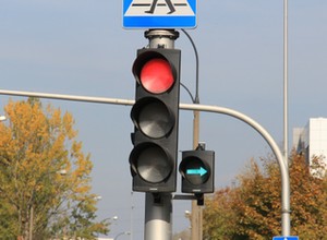Różne kary za "zieloną strzałkę". Prawo jazdy możesz stracić już za drugim razem