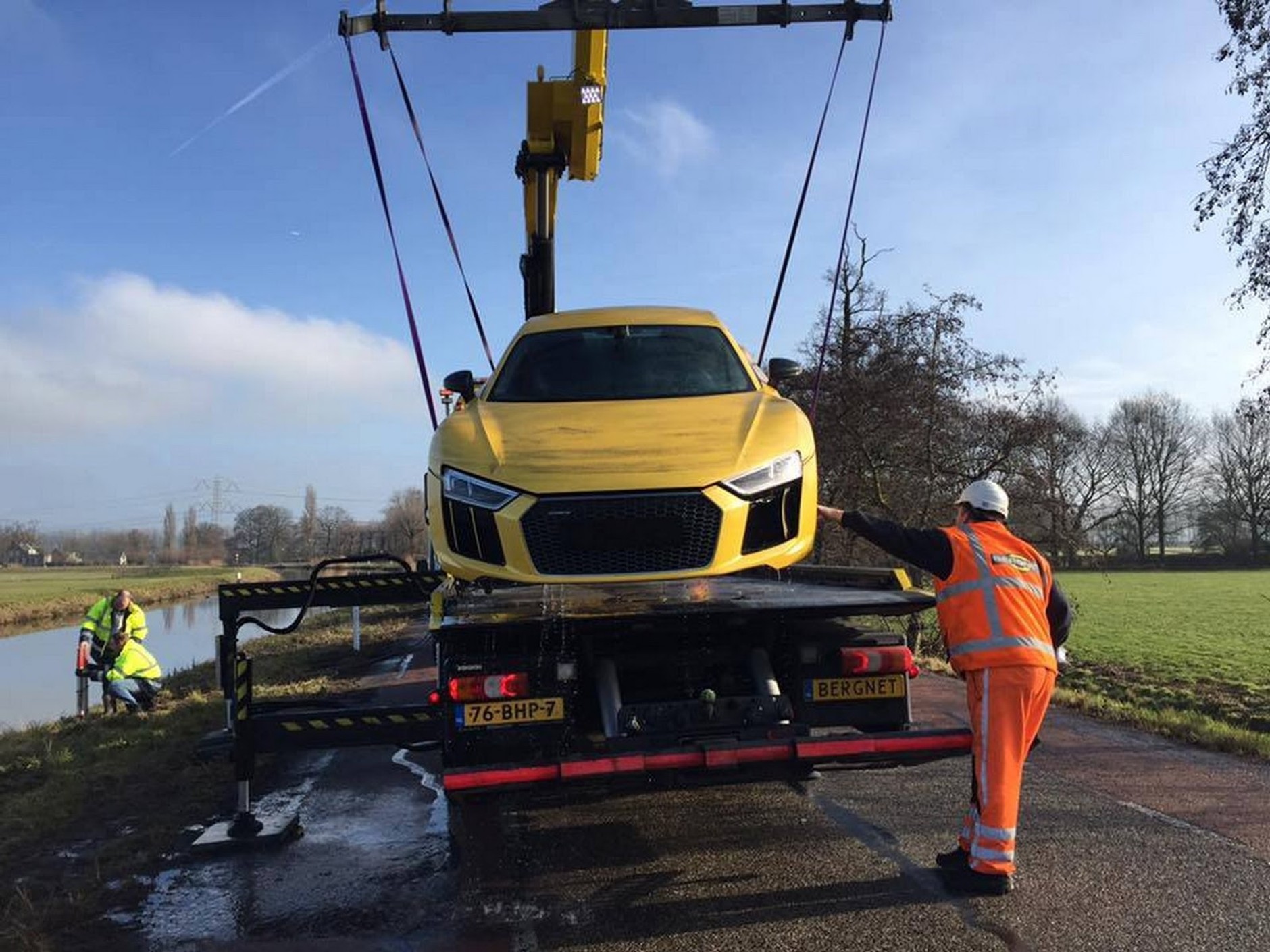 Nurkowanie w rzece Audi R8 V10 Plus