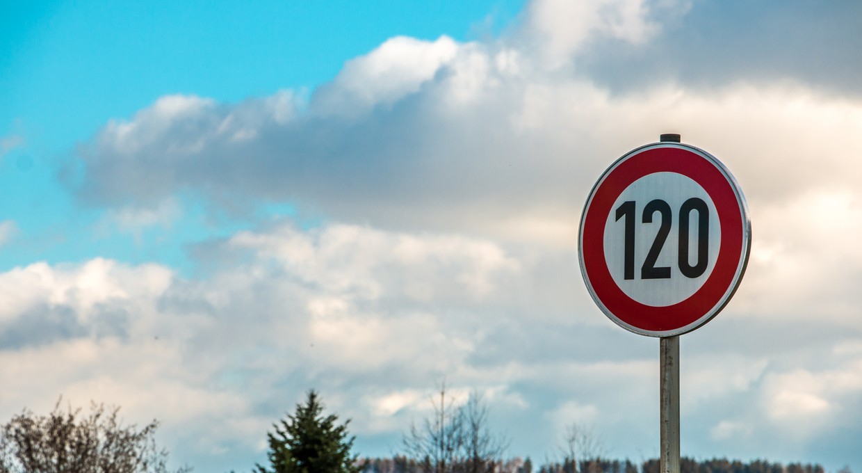 Ograniczenie prędkości do 120 km/h na niemieckiej autostradzie. Dlaczego je wprowadzono?