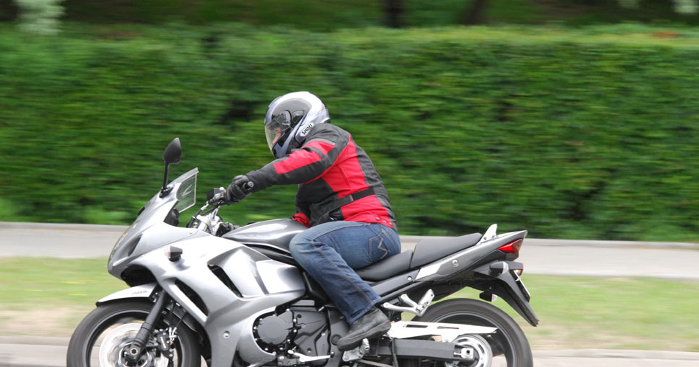 Suzuki GSX 1250FA:  Bandyta, z którym da się zaprzyjaźnić