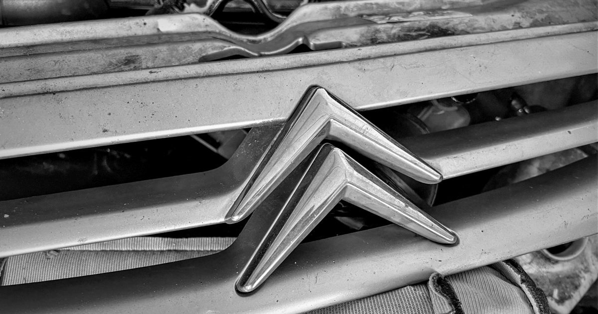 Wzięli citroena na lawetę i ukradli ze stacji benzynowej. Zuchwałą kradzież