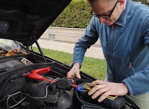 To małe pudełko uruchamia auto z rozładowanym akumulatorem. Ale jest haczyk