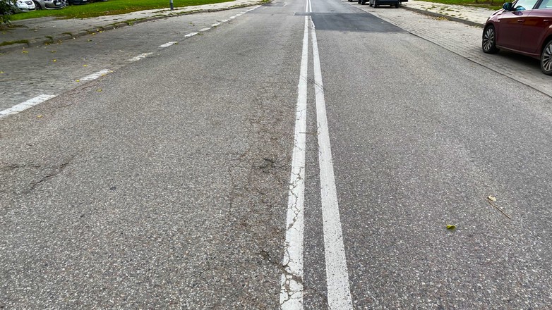 Linie mają różne znaczenie na jezdni. Ich znajomość może ułatwić kierującym przejazd