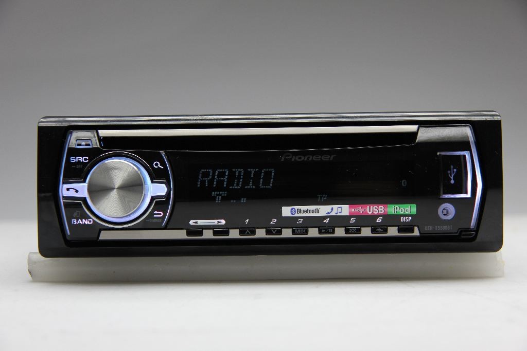Pioneer DEH-X5500BT to porządny sprzęt. Przyda się do rozbudowy nagłośnienia i dobrze współpracuje z cyfrowymi nośnikami.