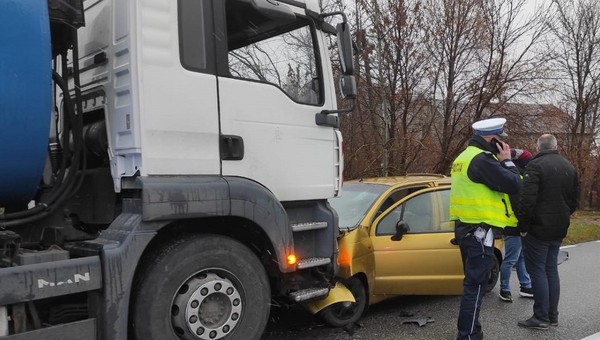 Matiz uderzył w stojącą śmieciarkę. 62-letni kierowca zginął na miejscu