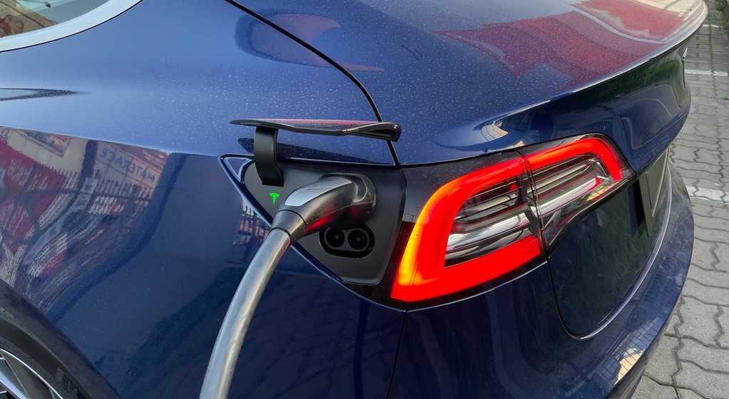 Odbiór Tesli Model 3 z salonu w Warszawie; ładowanie z wallboksa