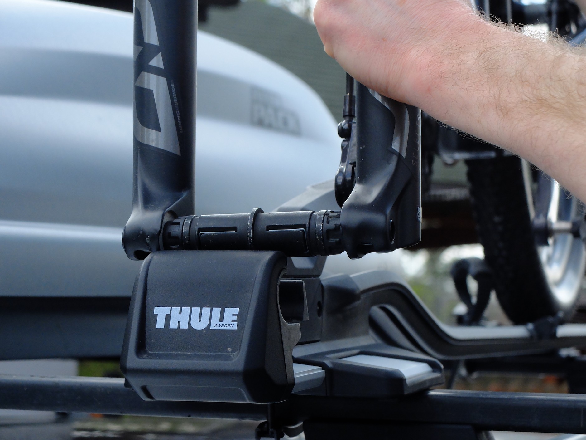 Uchwyt dachowy Thule TopRide 568: rower z zamontowanym adapterem umieszczamy w uchwycie, zatrzaskujemy