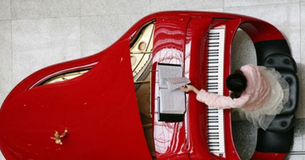 Fortepian Rolls-Royce w kolorze Ferrari