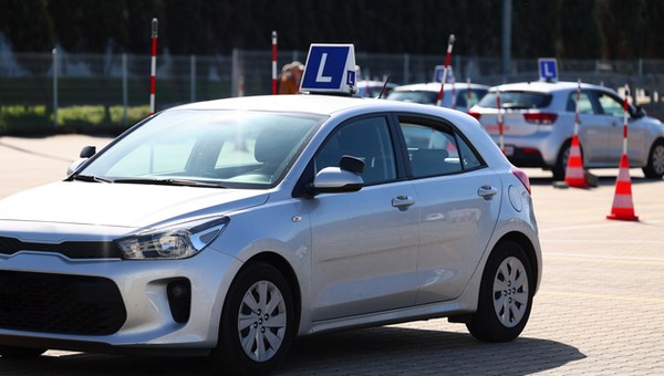 Na razie nie będzie zmian w egzaminach na prawo jazdy. Zmieniło się za to wiele dla młodych kierowców