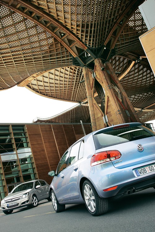 VW Golf VI kontra Opel Astra - Pierwsze starcie odwiecznych konkurentów