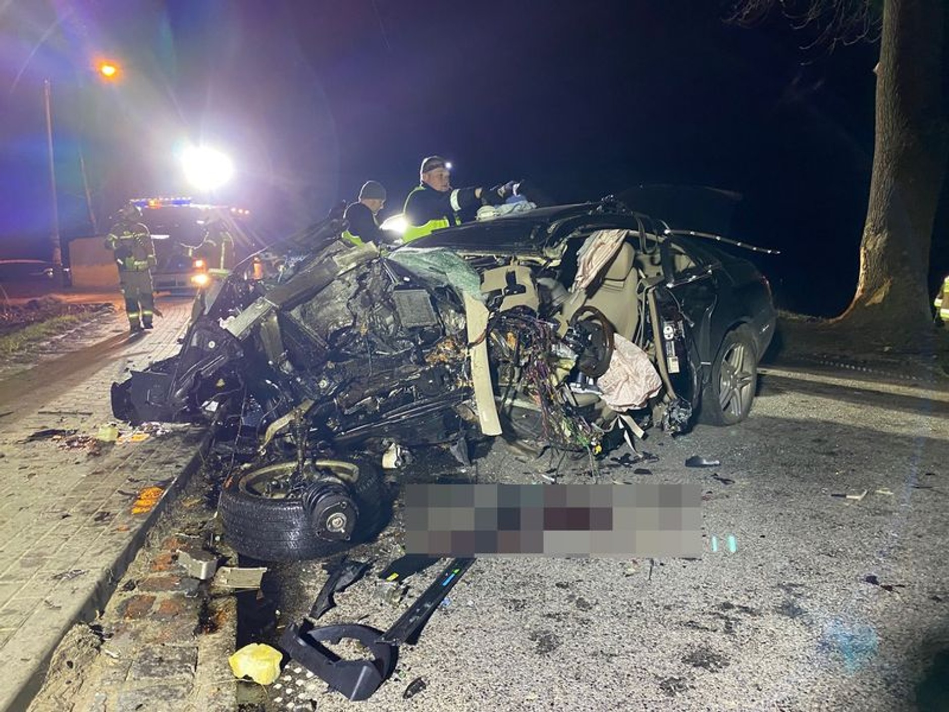 Uderzył w drzewo podczas wyprzedzania. Śmiertelny wypadek