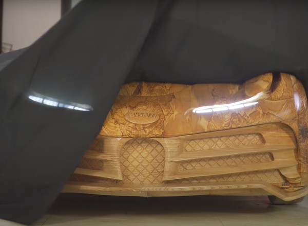 Bugatti Centodieci wykonane w całości z drewna